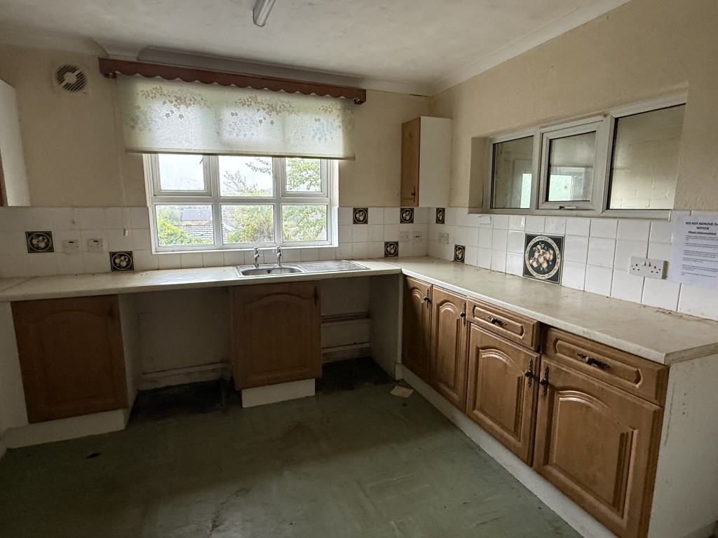 Lot: 161 - HOUSE IN NEED OF IMPROVEMENT - Kitchen in House in Need of Modernisation